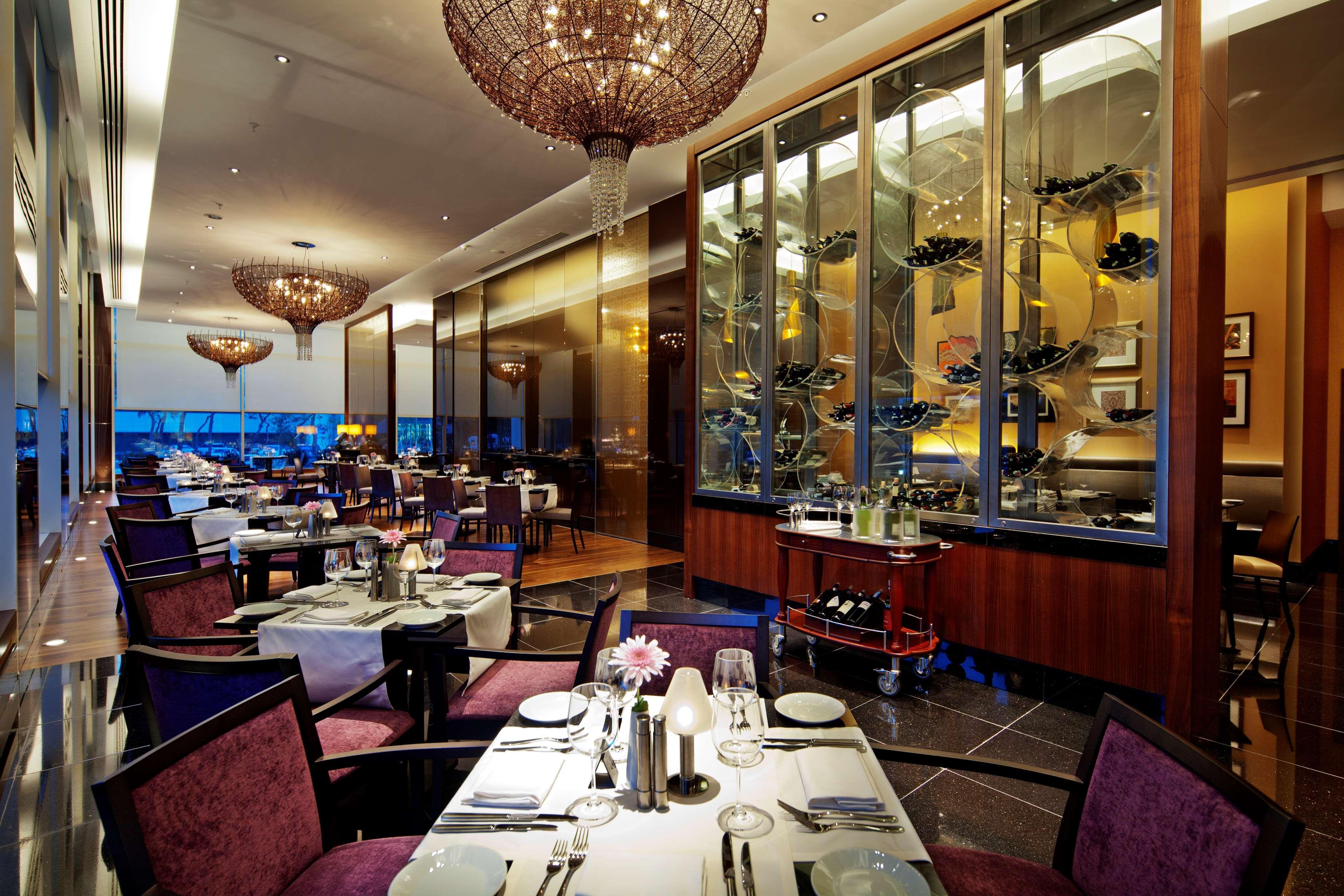 Hilton Baku Hotell Exteriör bild The interior of the restaurant