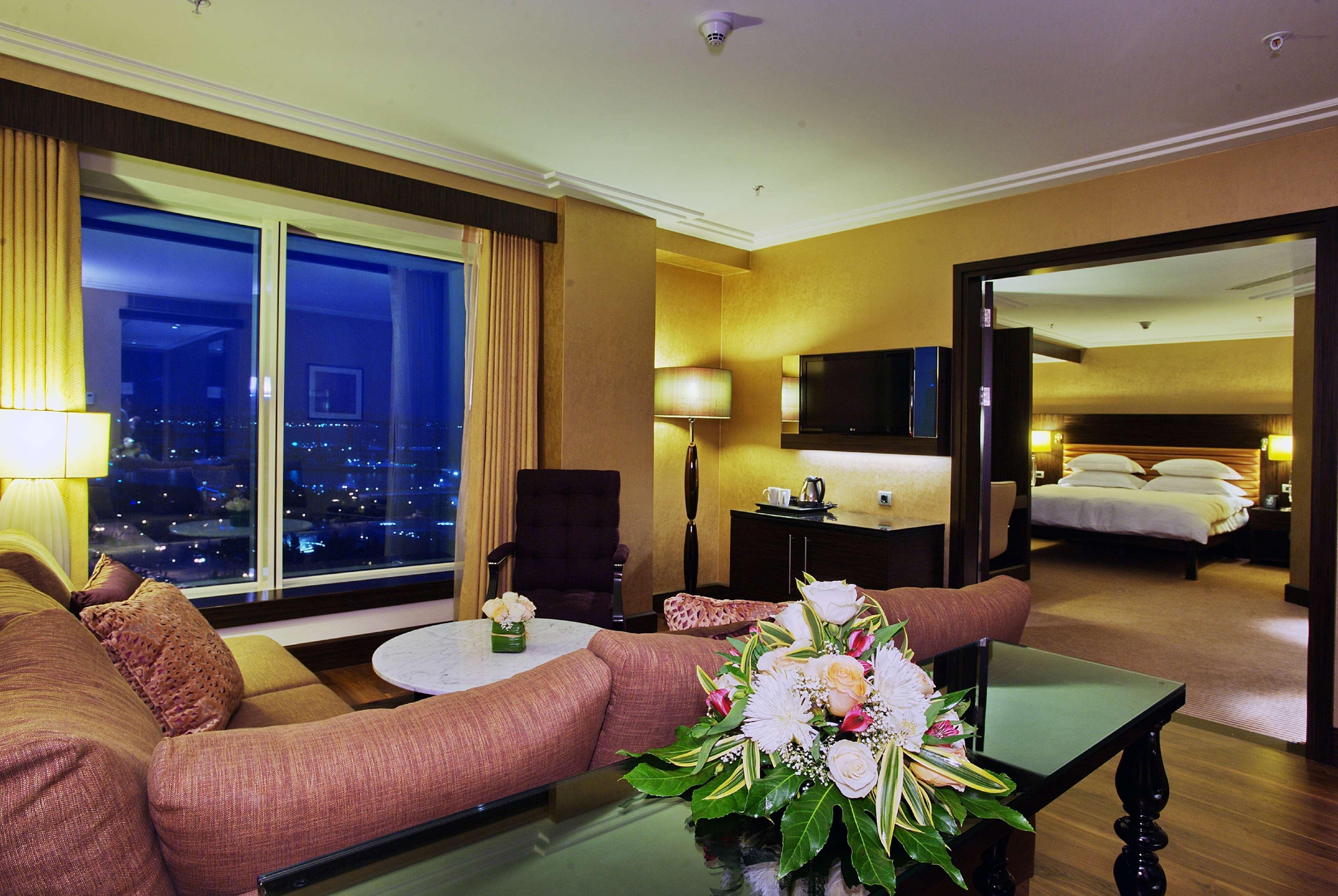 Hilton Baku Hotell Exteriör bild Suite at the Grand Hyatt Manila