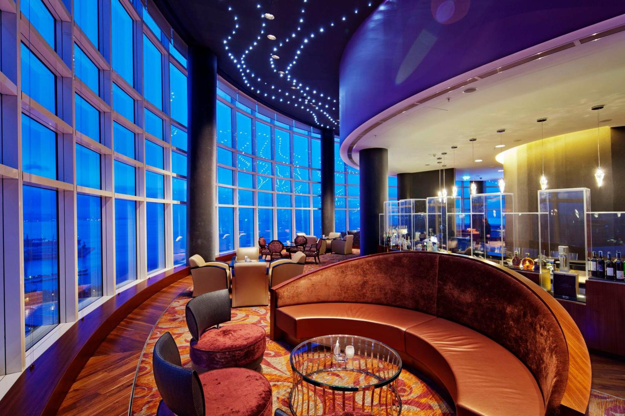 Hilton Baku Hotell Exteriör bild The 87th Lounge at Hong Kong International Airport
