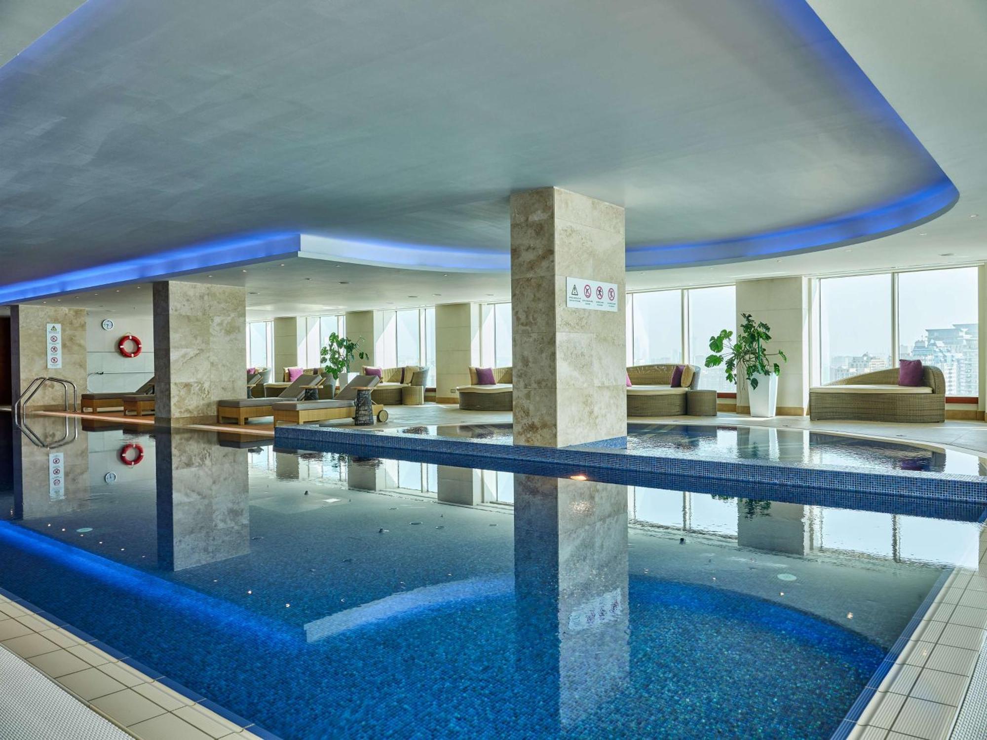 Hilton Baku Hotell Exteriör bild The pool at the 52nd floor